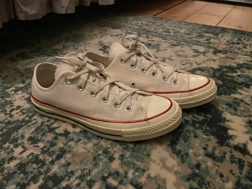 Helt nya Converse i en beige/ vit färg. Säljer då dom inte är i min storlek. Skor.