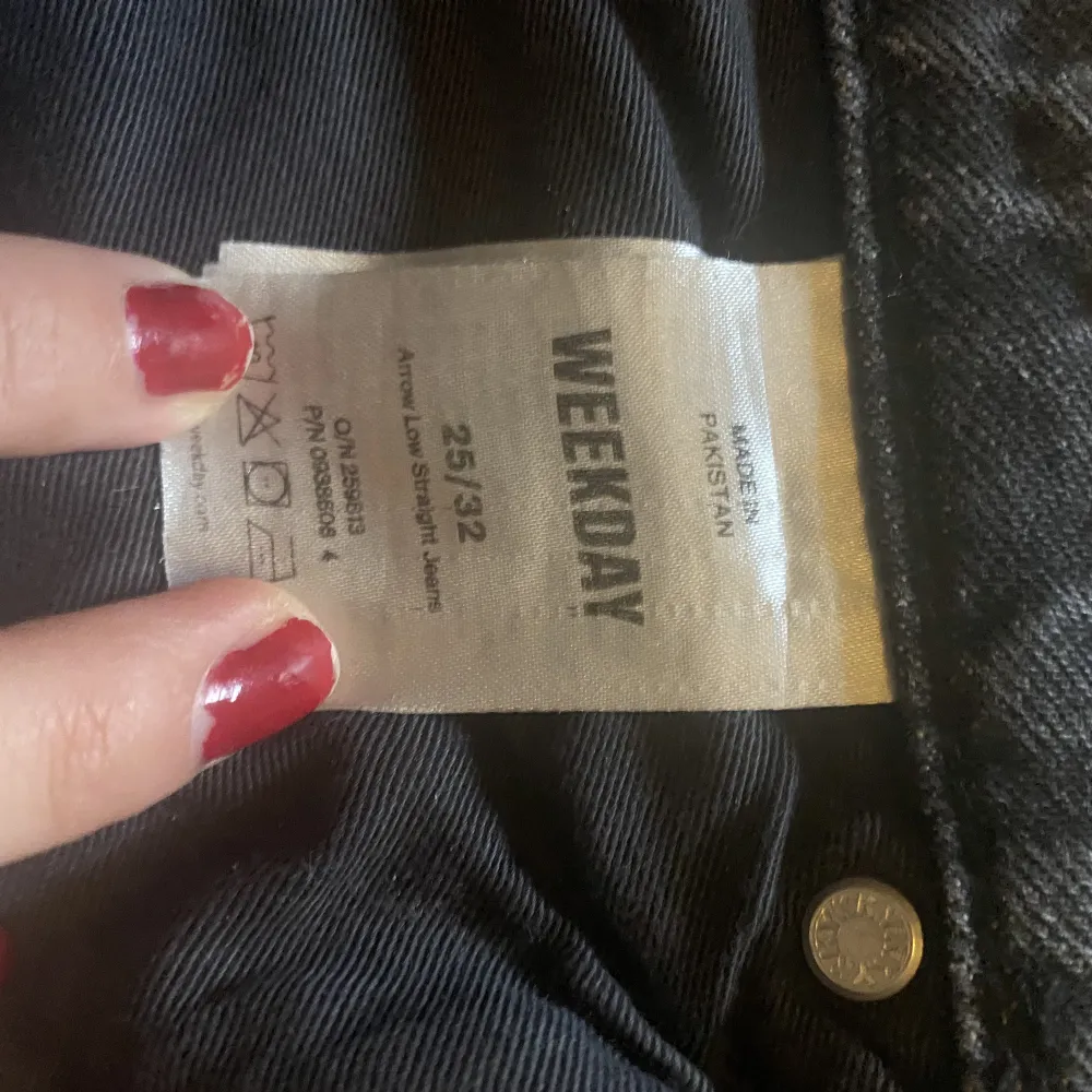 Såå snygga lågmidjade jeans från Weekday som jag måste sälja då jag är i behov av pengar🥲 Sköna och färgen är i tvättad grå färg. Är 163cm och passar mig perfekt(stl 25/32) 120kr+frakt, men möts helt upp i Sthlm! Tryck inte på köp nu, skriv till mig!💓✨. Jeans & Byxor.