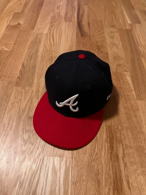 New era fitted keps  - Köpt på hatstore för retail: 549kr. I skick 9/10 knappt använd, inga defekter. Endast böjt skärmen en aning. 57,7 cm i storlek.