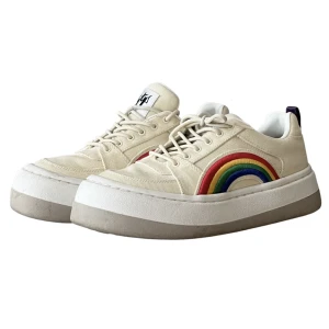 Eytys  - Eytys (sonic sneakers?) köpta 2020. Generellt i väldigt bra skick eftersom jag inte använt dem så mycket, men de har en fläck som jag ska ta bort. Skickar fler bilder vid intresse💖Tror inte de här går att köpa i butik längre. Pris kan diskuteras😊