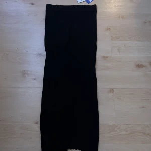 Kjol - Lång tajt kjol, köpt från Sellpy men får inte användning av den, bara testad