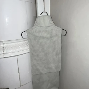 Tiger of Sweden bib väst - Tiger of Sweden bib väst med polokrage. Oanvänd. Vit/offwhite/gråvit. Superfin i ull. Onesize.