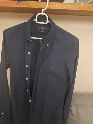 Polo ralph lauren skjorta - Saknar du en fräsch och stilren skjorta i garderoben?. Knappt använd Ralph lauren skjorta och i skick 8/10. Nypris 1300 men säljer den för rejält mycket billigare. Storlek XS. Priset är inte hugget i sten men inga skambud!