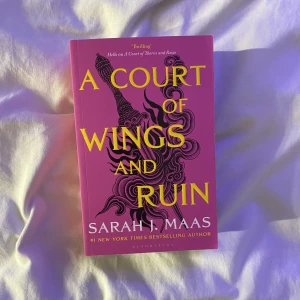 Acowar  - Säljer A Court of Wings and Ruin för 90 kr. Inga skador eller något. Aldrig läst. Hör av dig om du vill ha fler än 1 bok eller hela boxsetet. (Köparen betalar själv för frakt) 
