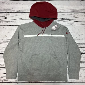 Nike Hoodie Grå - Märke: Nike Typ: Hoodie Färg: Grå Kroppstyp: Unisex Skick: Mycket Bra   Sparande av miljö  30x  lägre utsläpp jämfört med ny vara Sparat vatten ca 3950 liter Sparat CO2 ca 6.8 kg