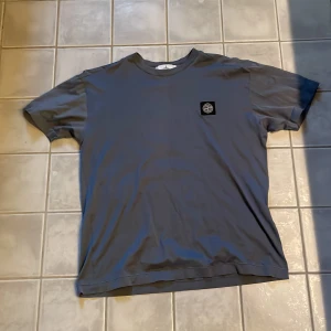 Stone island t-shirt - En skit snygg stone island t-shirt med minimala hål som syns på bild 2 och därav de billiga priset, jag säljer då den var för liten för mig 