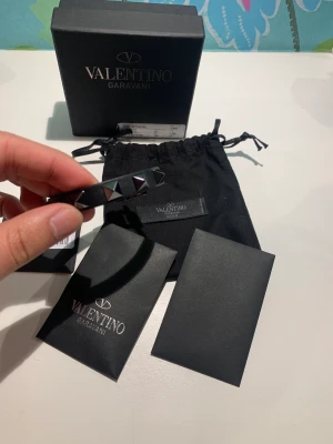 Valentino armband - Helt nytt valentino armband! Alla tillbehör ingår såsom låda, påsar och extra nitar!  Toppskick, postas spårbart eller Möts upp i centrala Stockholm!