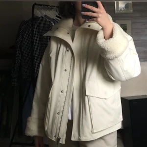 & other stories jacka - Så snygg vit/cremefärgad jacka från & other stories i mycket bra skick även om den har några små fläckar (skriv för bilder) ullfodrad på insidan och vattenavvisande på utsidan. Stl xs men passar även s då den är oversize, nypris 1450 kr🤗