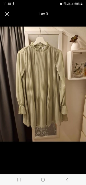 Klänning  - Tunn plisserad klänning dubbel..stl 36 NA-KD. Ljust grön.  Aldrig använd