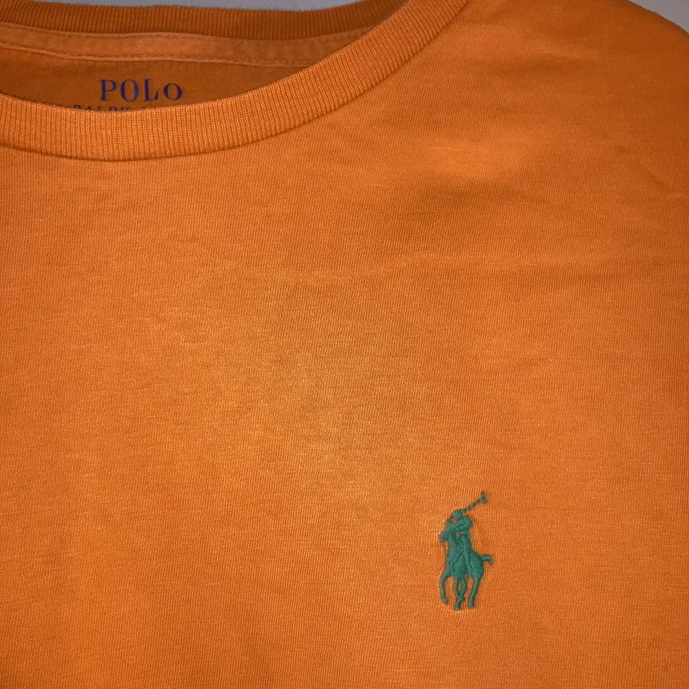 En tröja från Polo Ralph Lauren. Storlek Slim Large. Knappt använd så fortfarande i väldigt bra skick 😎 Fri frakt!. T-shirts.