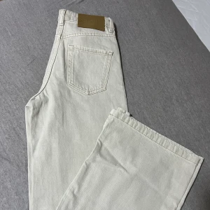 Bershka Jeans - Oanvända beiga bershka jeans, lapp kvar. 