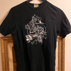 Billabong t-shirt - Svart billabong t-shirt med coolt tryck!