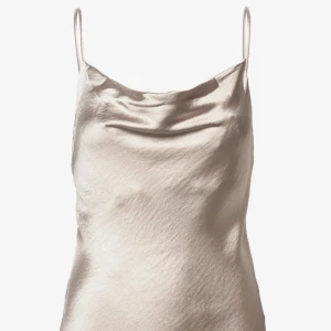 Sidenklänning - Kort sidenklänning ifrån Gina i champagne färg. Aldrig använd!!