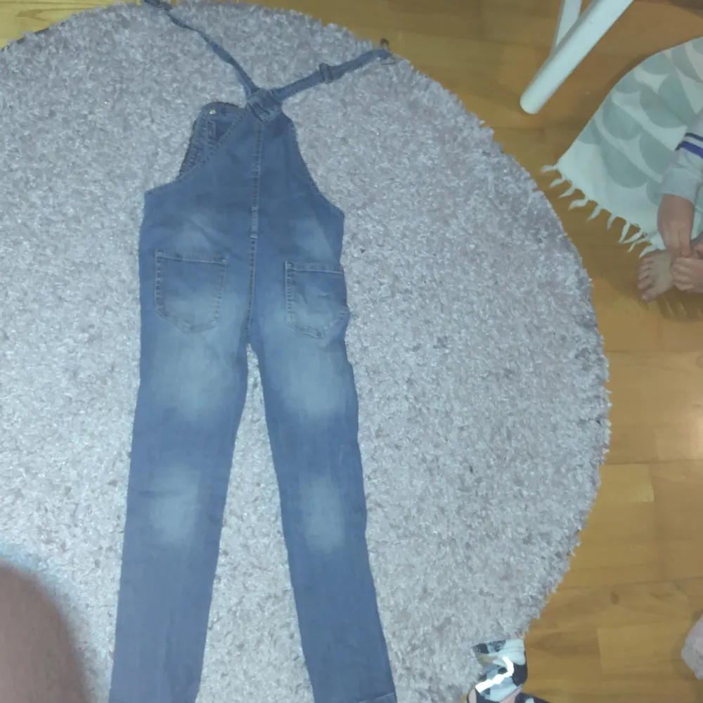 Fin hängsle byxor för barn i åldern 6-8. . Jeans & Byxor.
