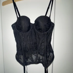 Svart korsett spets - Superfin korsett i spets. Står ingen storlek men uppskattar 75B-C