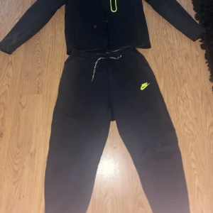 Nike tech fleece - Säljer min Nike tech fleece som är sällsynt. Väldigt bra skick. Storlek S