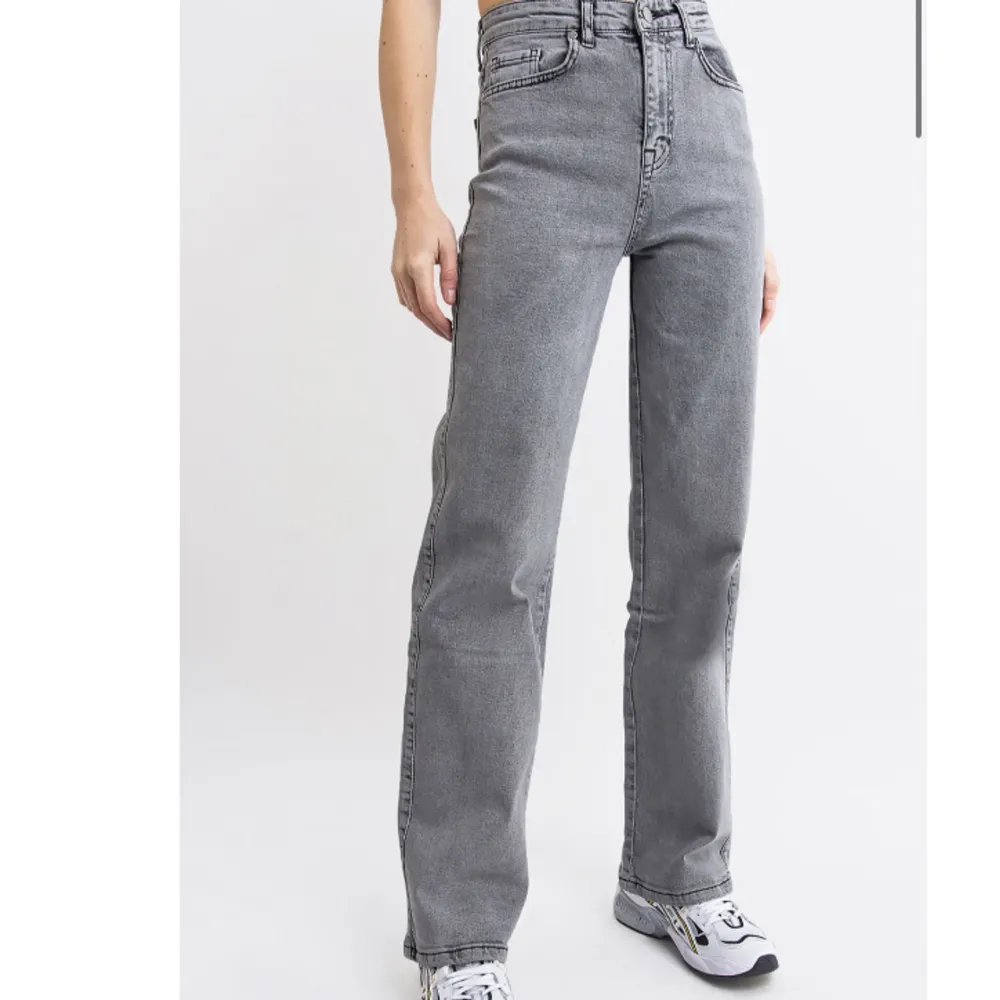 Säljer mina fina jeans då dom är där små. De är i storlek 34 L 32 och är bra på längden för mig som är ca 170💓 Nypris 599kr , bara att skriva vid frågor.. Jeans & Byxor.