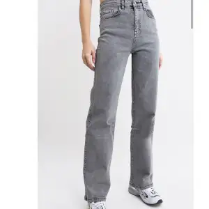 Säljer mina fina jeans då dom är där små. De är i storlek 34 L 32 och är bra på längden för mig som är ca 170💓 Nypris 599kr , bara att skriva vid frågor.