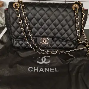 Superfin Chanel väska i svart mjukt skinn i nyskick.  Med dustbag,  30x20 cm. AAA kopia.