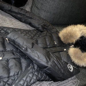 Rock and blue - Använd två vintrar, säljes på grund av att den blivit för liten för mig. Storlek 34, äkta päls. Jag är 162 & jackan går ungefär ned till knäna på mig. Köptes för 4499 kr. Har inga hål, kan fraktas alternativt hämtas. 