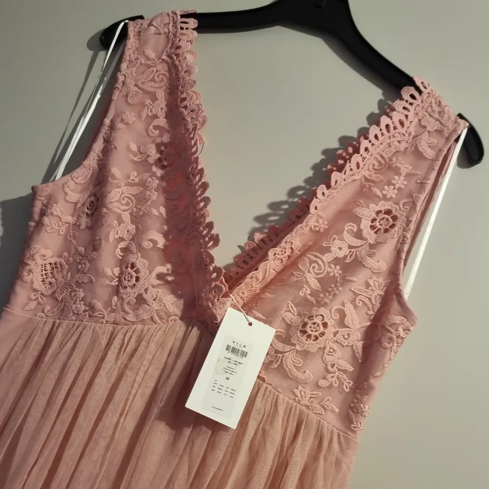 Underbar rosa klänning  Helt ny med tagg kvar.Klänningen är från VILA  STORLEK 38. Nypris 649.95kr . Klänningar.