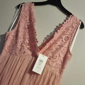 Underbar rosa klänning  Helt ny med tagg kvar.Klänningen är från VILA  STORLEK 38. Nypris 649.95kr 