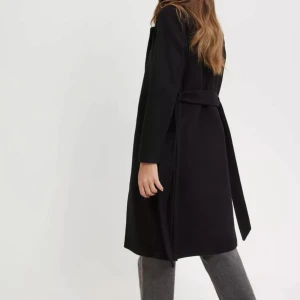 Lång svart kappa - Säljer min svarta kappa! bilderna på bilden är lånade 