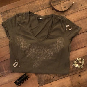 Grön t-shirt - En typ Cottagecore y2k t-shirt i storlek M perfekt nu till vår och sommarn!!🌿säljs för 50kr + frakt priset är diskuterbart🌸 