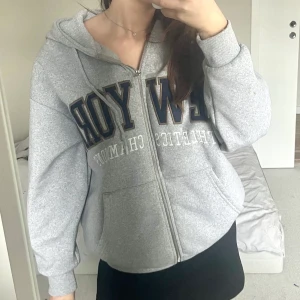 Zip Hoodie💘 - Säljer denna jättefina zip Hoodie som är väldigt sparsamt använd! Kontakta mig för ytterligare bilder eller frågor🤍