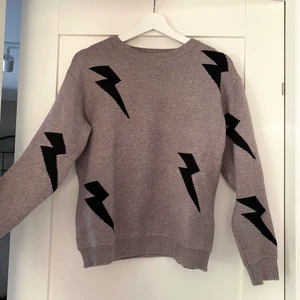 Stickad tröja  - Stickad tröja från SHEIN som är använd 1 gång, storlek S/36 ! 
