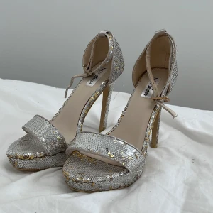 Super snygga klackskor - Paljett klackskor!  DU KAN ÄNDRA PALJETTERNA TILL SILVER ELLER GULD!! så så snyggt!!  Använt dessa en gång på en firande  Annars helt som nya!  Super snygga