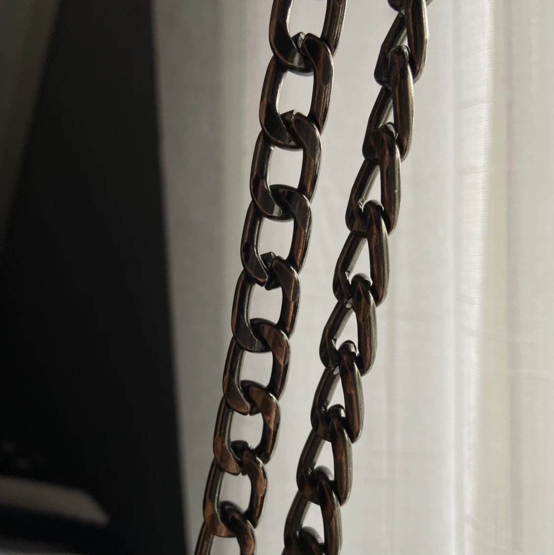 Svart väska med kedja  - 90