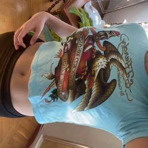 Äkta Ed Hardy - Superfin Ed hardy tisha som inte kommer till användning längre! Det är barnmodell så den går ner till navel ungefär och sitter tajt.