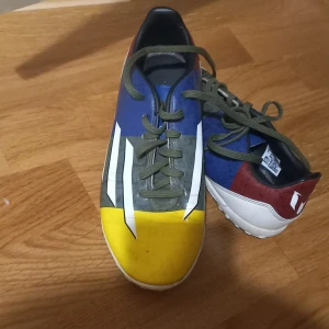 Fotbollskor - Second hand,  budgivning från 230 kr