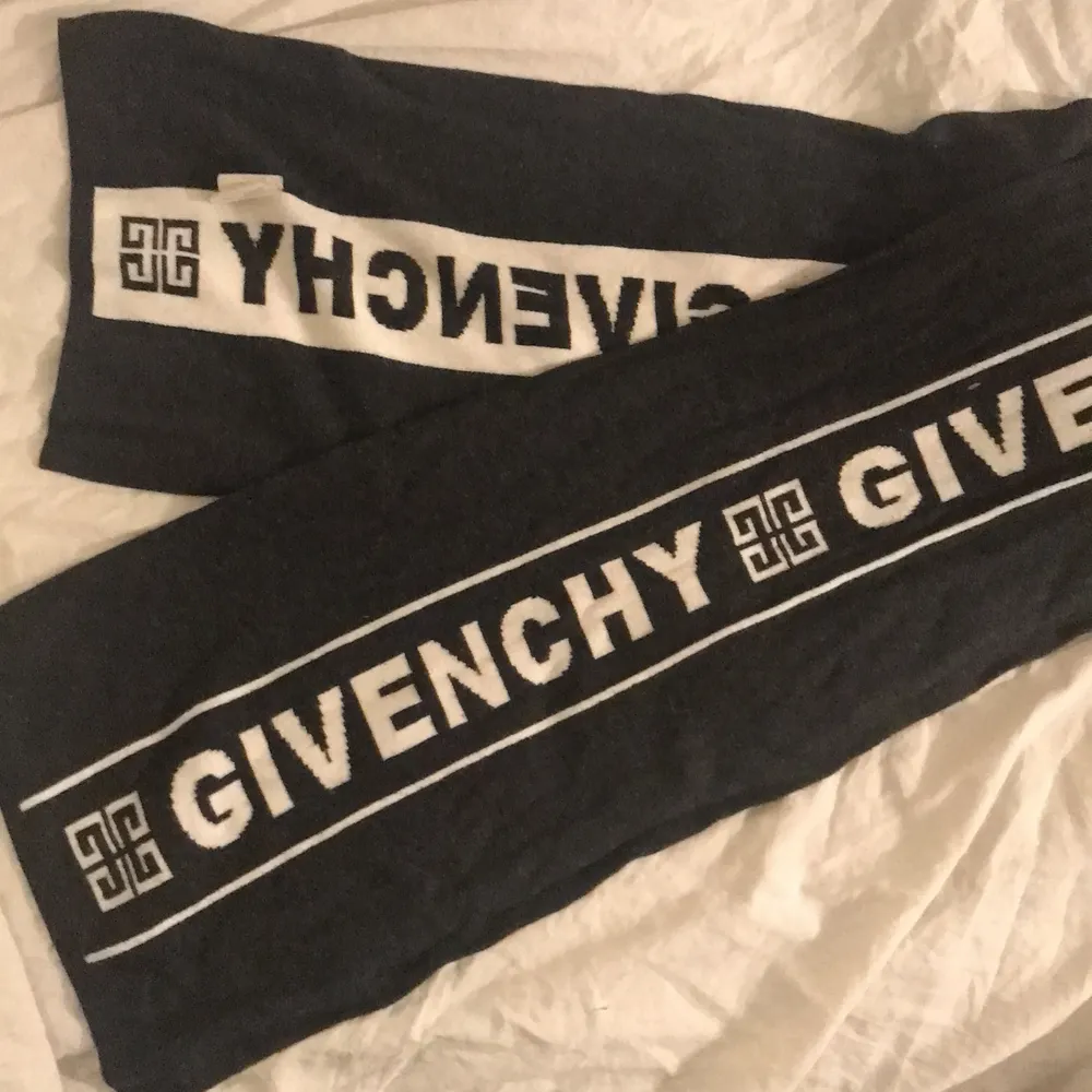 Jag säljer nu min givenchy halsduk för har havt den några veckor nu och är intresserad av något annat   Ny pris: 4500kr Mitt pris: 2500kr. Övrigt.