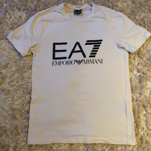 Emporio Armani T-shirt  - emporio armani T-shirt från Armanis hemsida.  Storlek xs 