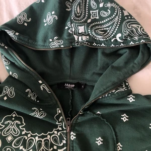 Jaded London zip hoodie - Säljer denna feta hoodien från Jaded London. Storlek L. Köpt för 800kr säljer för 400, pris kan sänkas vid snabb affär, knappt använd pga att den är lite för stor.