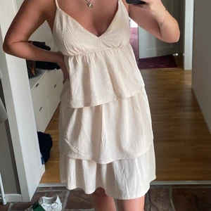 Volang klänning  - Helt oanvänd beige klänning från vero moda, säljer då ja aldrig fått användning för den. Superfin, och med en tröja över blir de som en fin kjol <33 köpte för 450kr