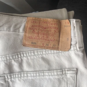Levis 501 - Beigea Levis 501  Bra skick Storlek w34L30
