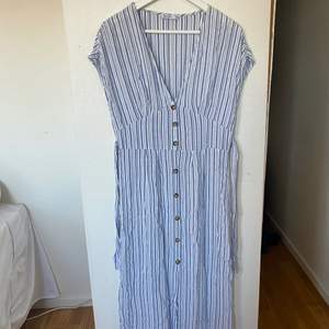 Sommrig klänning från Bershka  Storlek: EUR L   Obs köparen står för frakten 