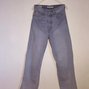 Levi’s jeans - Hej jag säljer ett par levi’s jeans!  * relativt använt skick. *ljusblå jeansfärg *storlek 26 * högmidjade  * pris 200kr   * kan skickas! ”Köparen står för frakten :)  ”sänkt pris från 250kr till 200kr ;)  