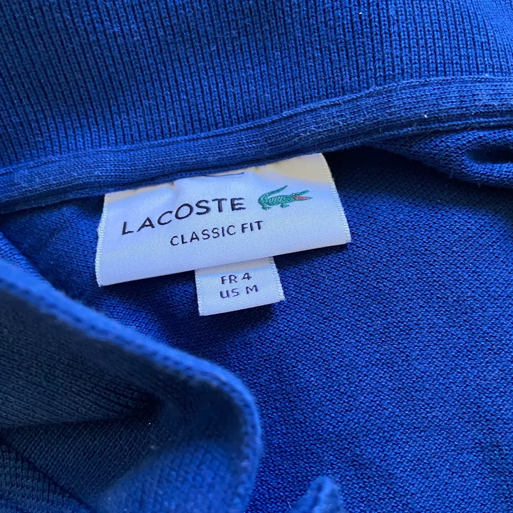 Marine blue Lacoste polo, never worn, brand new.. Toppar.