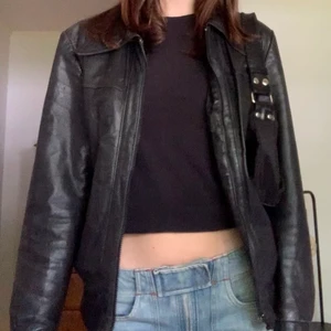 Skinnjacka - Svart skinnjacka i bombermodell, vintage från okänt märke! Är i stl 46 och är perfekt oversized på mig som brukar va en XS/S (lånad sista bild) ❤️‍🔥