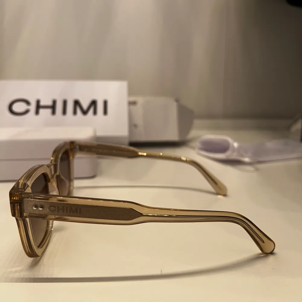 CHIMI Ecru 04  Köptes i början av året men säljes pågrund av att de inte kommer till någon användning:) Nypris 1200kr, då köparen är oseriös och inte svarar finns brillorna kvar💗. Accessoarer.
