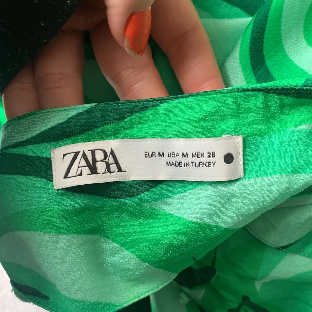 Grön klänning från Zara som bara är använd 1 gång. Får tyvärr ej på mig den efter att jag gått upp i vikt :/ Den är i storlek M och är i jätte bra skick! Gratis frakt!. Klänningar.