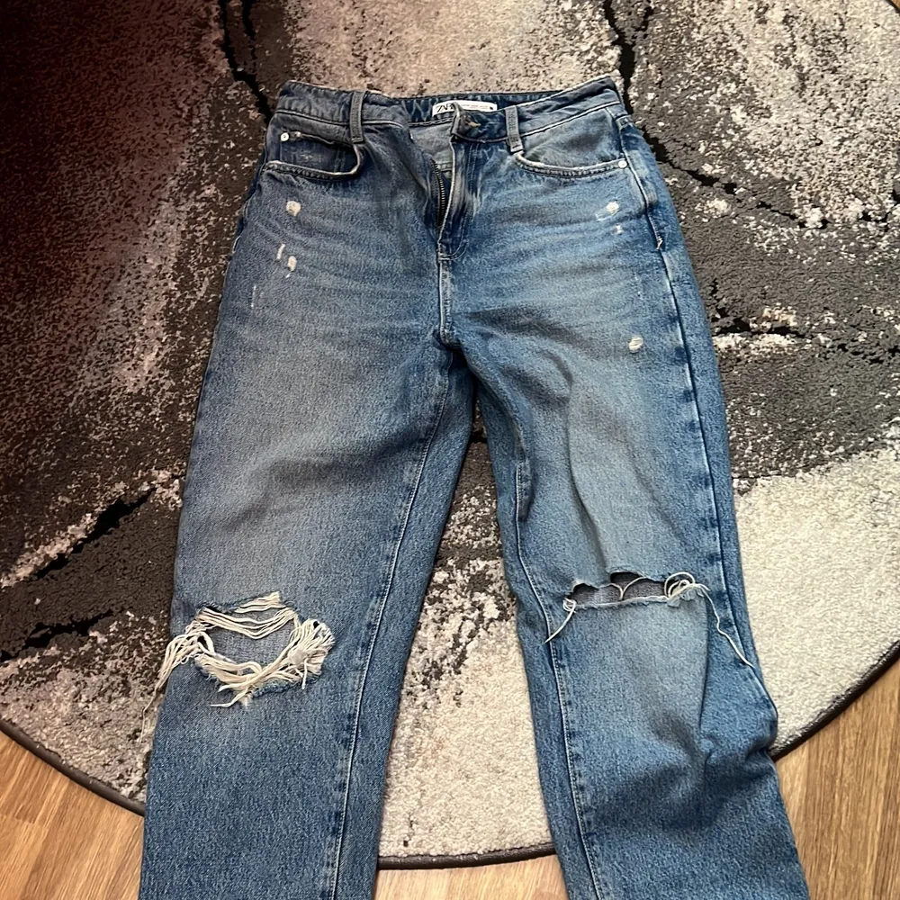 Säljer dessa snygga jeans ifrån zara, de är använda 2 gånger, har snygga slitningar som detaljer och är väldigt snygga, de är i storlek 36, säljer de för 200+frakt.. Jeans & Byxor.