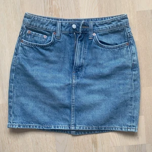 Jeanskjol - Jeanskjol från weekday, i princip oanvänd. Det är bara att skriva om du har frågor/vill ha fler bilder :) Nypris 499