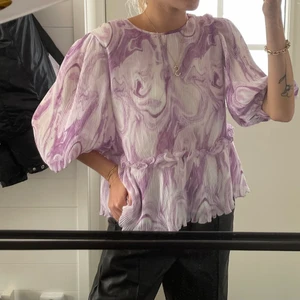 Ganni blus  - Helt oanvänd ”Orchid Bloom” blus från Ganni, köpt på best of brands. Pris kan diskuteras. Nypris: 1400kr