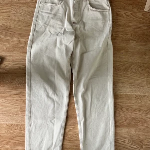 Reclaimed Vintage Straight beige jeans - helt oanvända, Waist 30 herr. Köpare står för frakt och ingen retur! Vid köp av andra klädesplagg tilläggs paket rabatt!