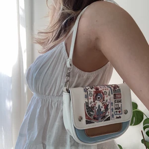 Miniväska  - En söt liten miniväska i vit färg 